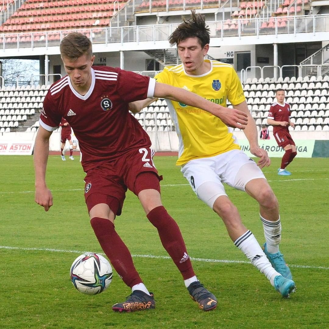 FOTO ???? Naše béčko včera remizovalo na Strahově v utkání II. ligy s Jihlavou 1:1. Nebyl to zrovna zápas, na který se bude nějak zvlášť vzpomínat. Další mač čeká naši rezervu už v sobotu od 10:15 hod. a to na Julisce s @fkduklapraha, tak se stavte na pivko, klobásku a fotbal, prostě posnídat ??⚽️ ? Celou kompletní fotogalerii ze včerejšího zápasu @acsparta_cz B- @fcvysocina_official ve @fnliga si můžete prohlédnout na našem webu spartaforever.cz #acsparta #spartaforever #fnliga